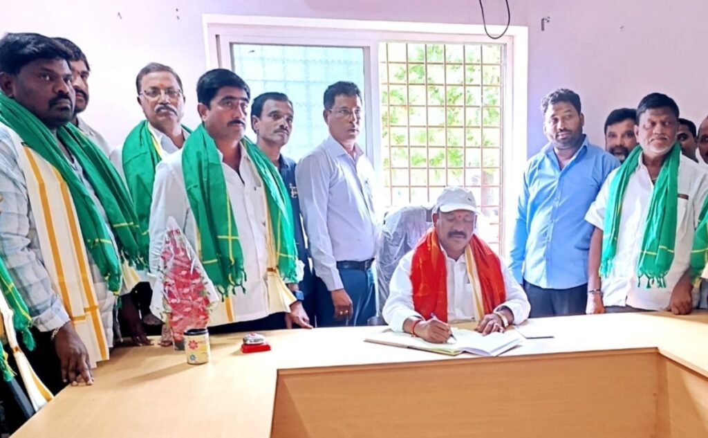 సొసైటీ చైర్మన్ గా పదవీ బాధ్యతలు స్వీకరించిన వల్లె శ్రీను