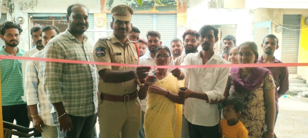 రంజిత్ హెయిర్ స్టైల్ సెలూన్‌ను ప్రారంభించిన