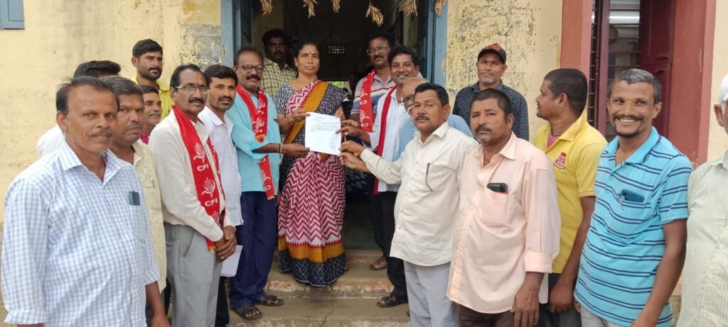 సిపిఐ ఆధ్వర్యంలో గార్ల తహశీల్దార్ పరిష్కరించాలని  వినతి పత్రం 