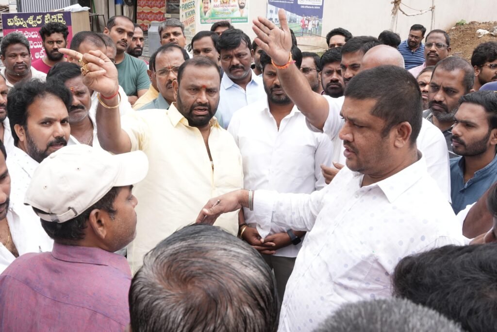 వొక్షిత్ ఎన్‌క్లేవ్‌లో ప్రజా సమస్యలపై కూన శ్రీనివాస్ గౌడ్ క్షేత్రస్థాయి పరిశీలన