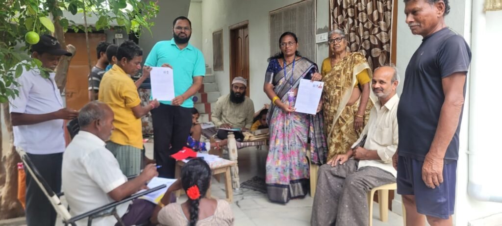 మరిపెడ మైనార్టీ కాలనీలో ఎస్‌ఐఆర్ ఫారాలు నింపడంలో ప్రజలకు అండగా నిలిచిన యువకులు