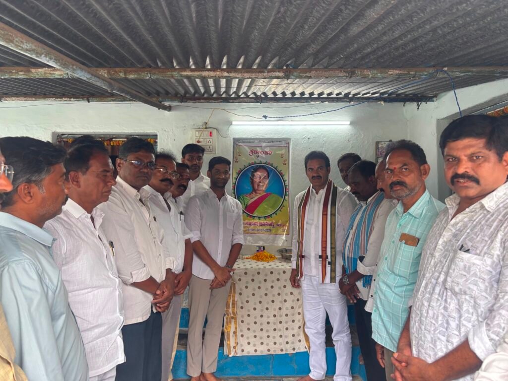 మరిపెడలో హెల్త్ సూపర్వైజర్ నాయిని శ్రీనివాస్ కుటుంబాన్ని పరామర్శించిన 