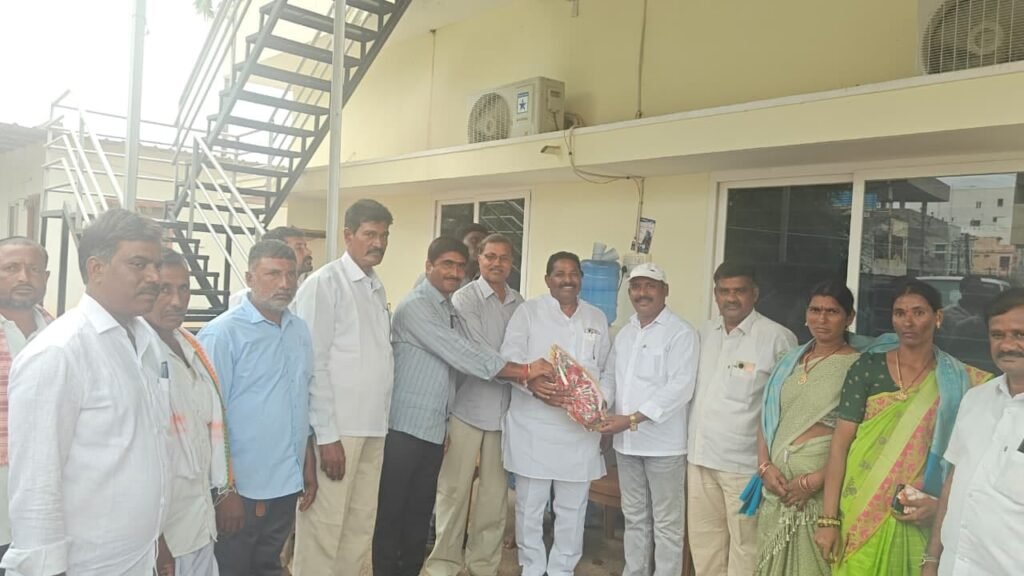 ఎమ్మెల్యే దొంతిని మర్యాద పూర్వకంగా కలిసిన  సోసైటి పాలకవర్గం