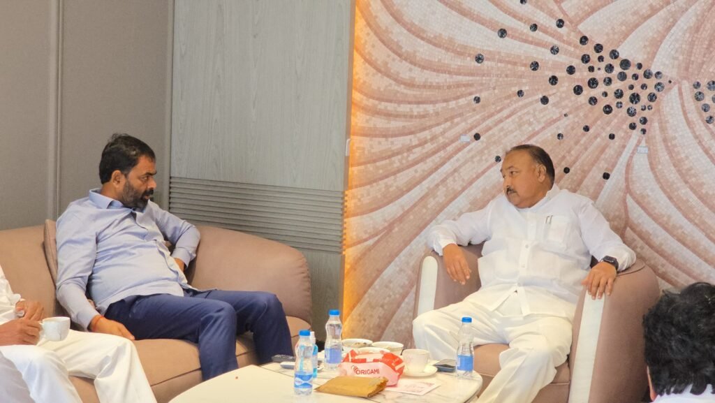 ఎమ్మెల్సీ శంభీపూర్ రాజును పరామర్శించిన శాసన మండలి డిప్యూటీ చైర్మన్ బండ ప్రకాష్ ముదిరాజ్