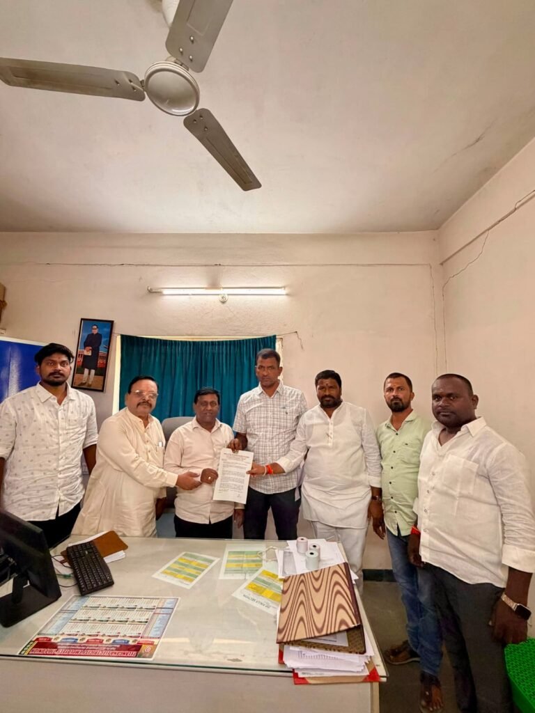 ప్రమాదకర విద్యుత్ స్థంభాలు తొలగించాలి
