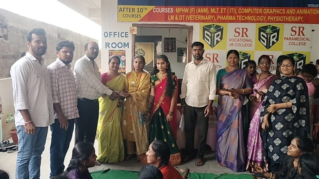 ఎస్‌ఆర్ వొకేషనల్ కళాశాలలో ఘనంగా గోరింటాకు ఉత్సవాలు
