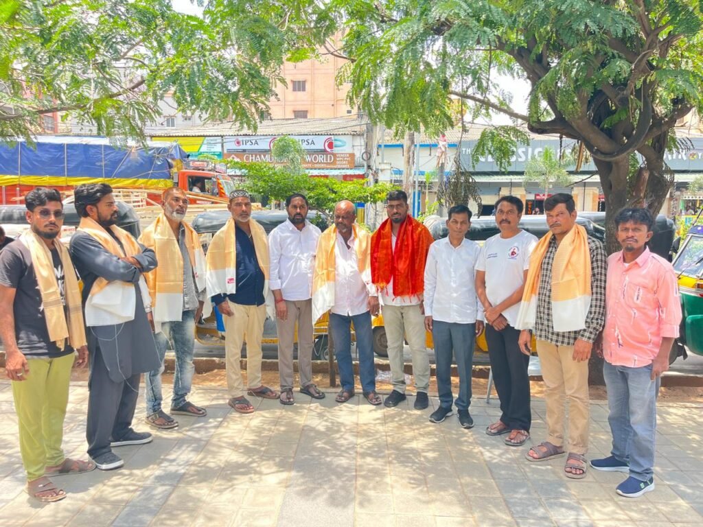 ఆటో డ్రైవర్స్ దినోత్సవం సందర్బంగా ఐడిపిల్ ఆటో అడ్డాలోని ఆటో డ్రైవర్లకు సీనియర్ నాయకులు శ్రీకాంత్ యాదవ్ సన్మానించారు.