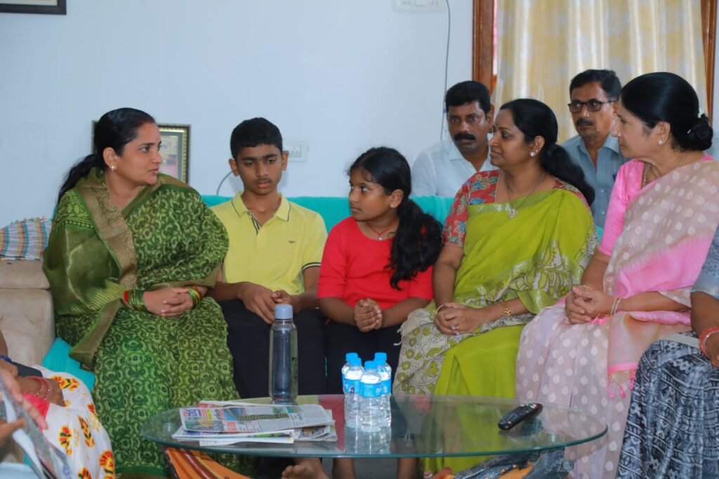 మాజీ ఎమ్మెల్యే పెద్ది కుటుంబ సభ్యులను పరామర్శించిన ఎర్రబెల్లి స్వర్ణ, ఎంపీ కడియం కావ్య
