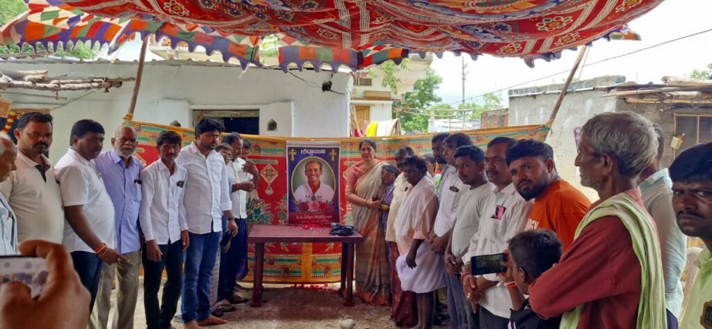 నరసింహులపేట మండలంలో మాజీ మంత్రి సత్యవతి రాథోడ్ పరామర్శ