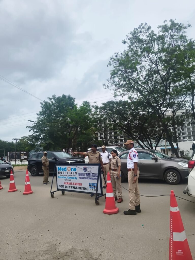కొంపల్లి క్రోమా వద్ద కొత్త యు-టర్న్‌పై ట్రాఫిక్ డీసీపీ క్షేత్రస్థాయి పరిశీలన