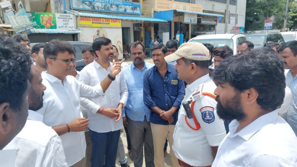 బౌరంపేట్ అభివృద్ధికి ఎమ్మెల్యే కేపీ వివేకానంద్ పాదయాత్ర ప్రజా సమస్యలపై అధికారులతో కలిసి క్షేత్రస్థాయిలో పరిశీలన