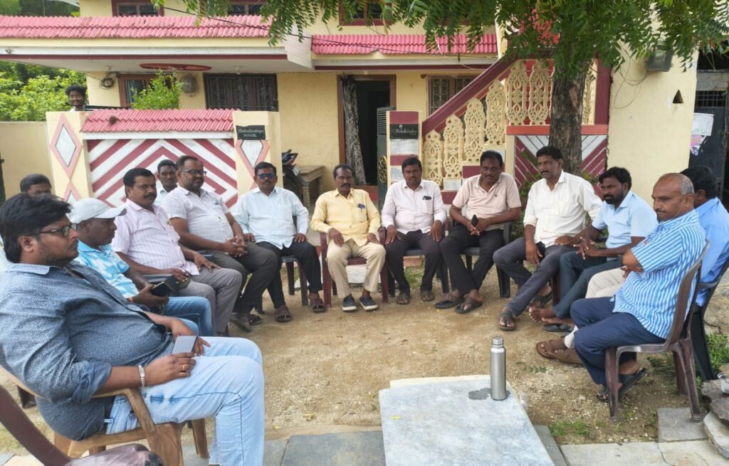 మాజీ పాత్రికేయుడు అజీజ్ కుటుంబాన్ని పరామర్శించిన పాత్రికేయుల బృందం