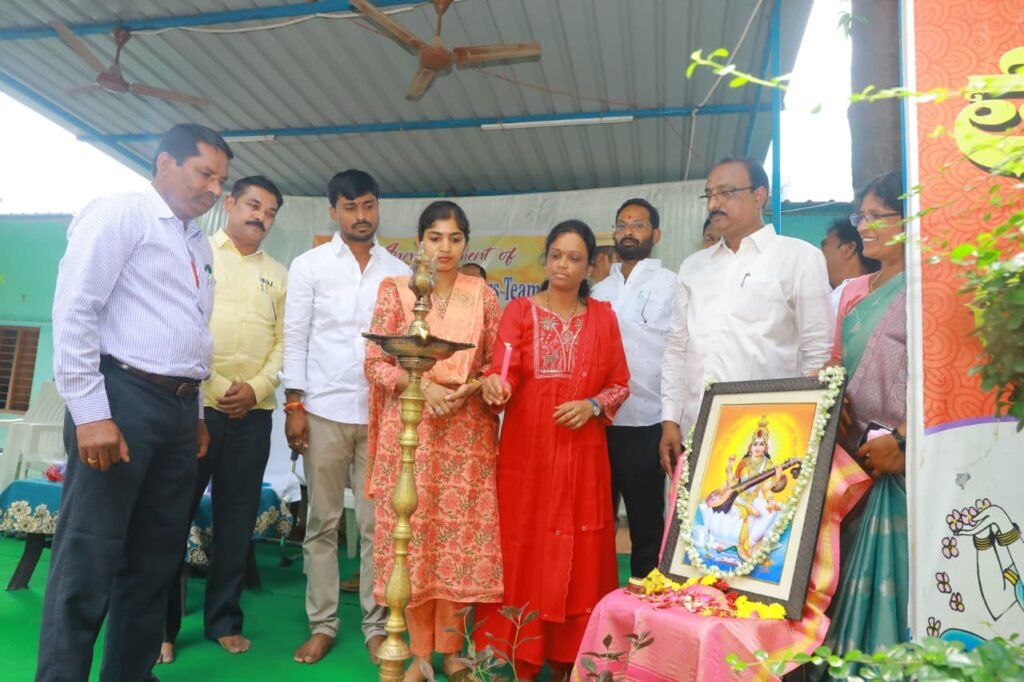 విద్యార్థులు సేవా దృక్పథాన్ని అలవర్చుకోవాలి