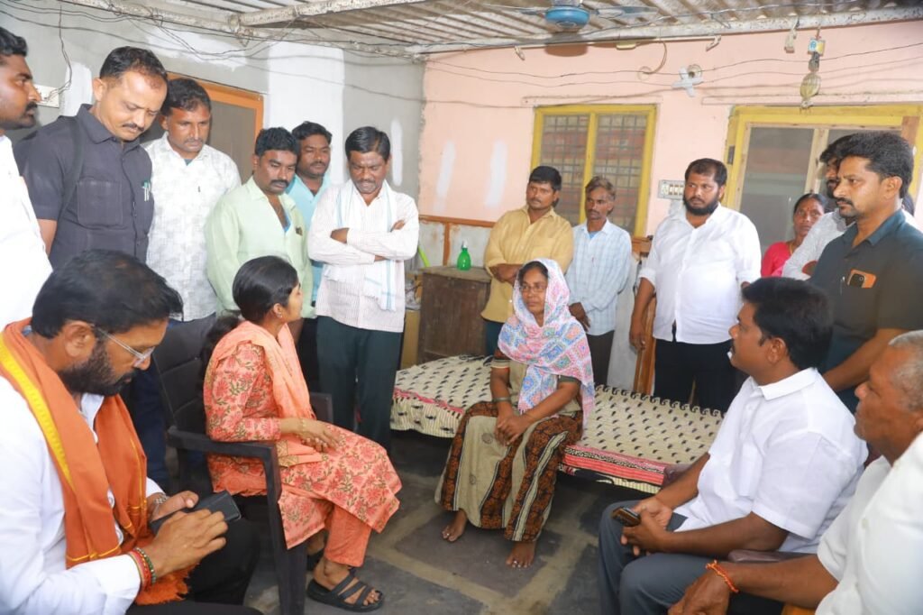 అనారోగ్యంతో ఉన్న గ్రామ పార్టీ అధ్యక్షులు వెంకన్న ని మరియు ఎండి రాజియా ని పరామర్శించిన