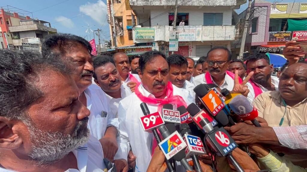 పెద్ది సుదర్శన్ రెడ్డి విగ్రహ ఆవిష్కరణ కోసం ఏర్పాటు చేసిన గద్దె కూల్చివేత