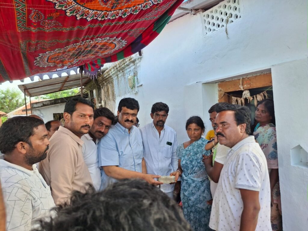గ్రామ పంచాయతీ కారోబార్ కృష్ణ కుటుంబానికి అండగా ఉంటా…