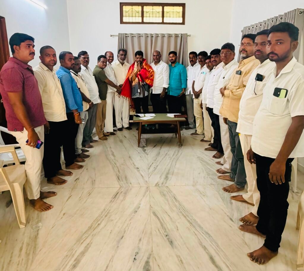 మండల కాంగ్రెస్ అధ్యక్షులు చిలువేరు సమ్మయ్య గౌడ్‌కు ముఖ్య నాయకుల ఘన సన్మానం
