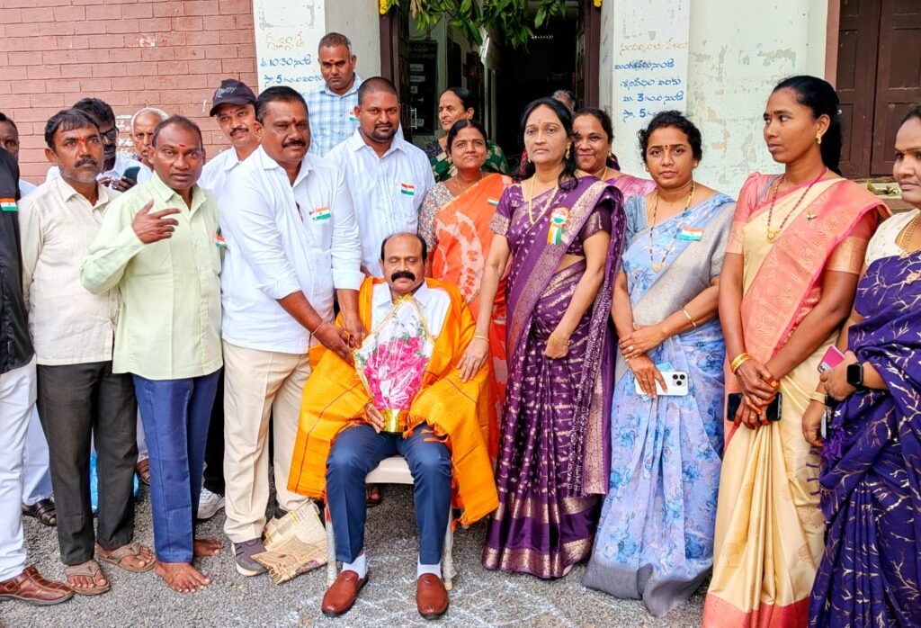 ఉత్తమ అవార్డు అందుకున్న ఖానాపురం తహాశీల్థార్
