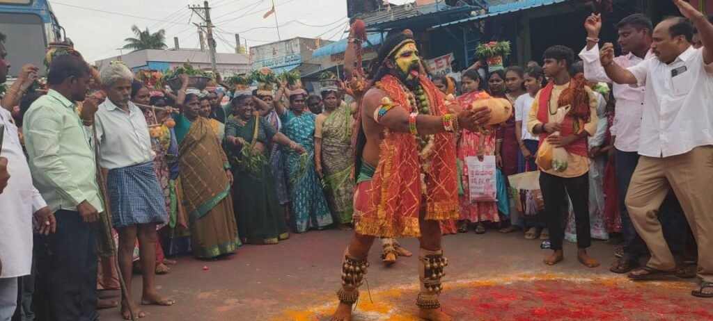అంగరంగ వైభవంగా పోచమ్మతల్లికి బోనాల సమర్పణ