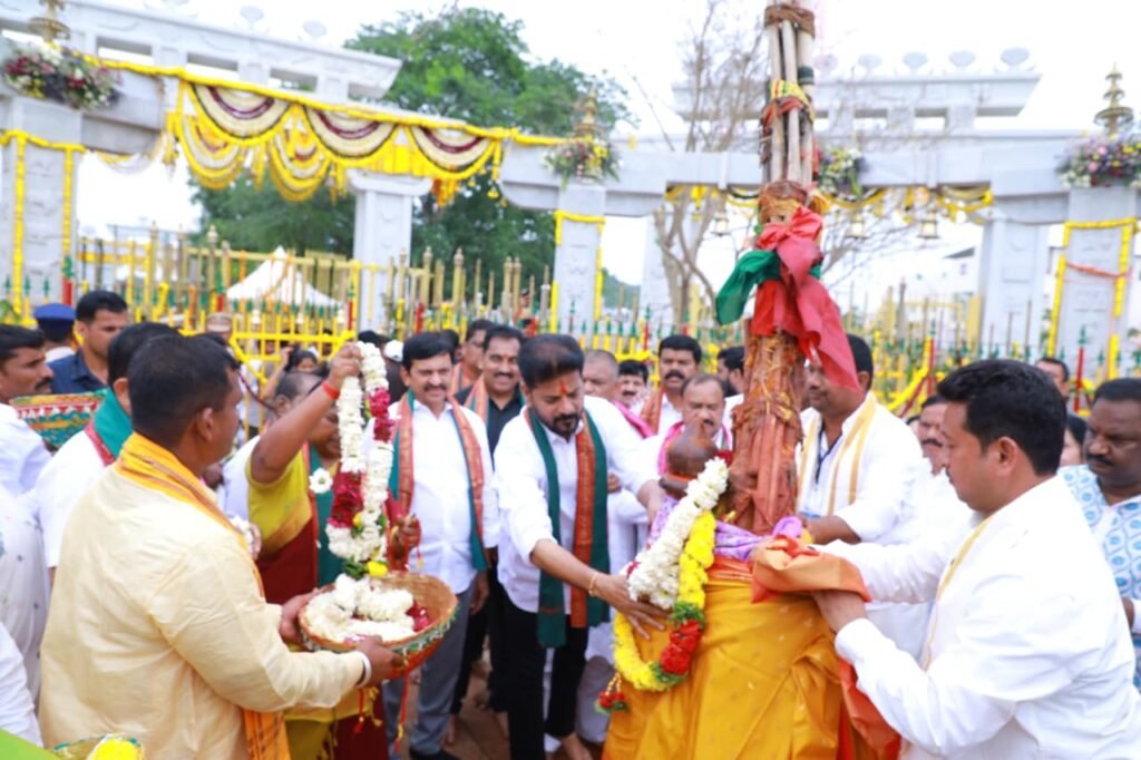 వనదేవతలకు సీఎం రేవంత్ రెడ్డి ప్రత్యేక పూజలు