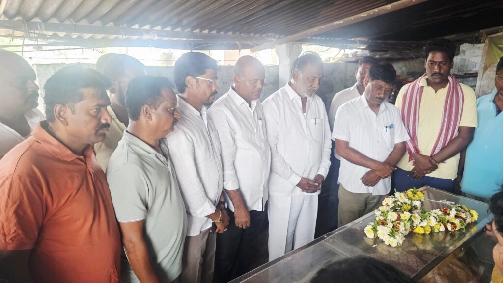 కొమ్ము సునీల్ తల్లి మృతికి సంతాపం. వ్యవసాయ మార్కెట్ కమిటీ చైర్మన్ గంట సంజీవరెడ్డి.