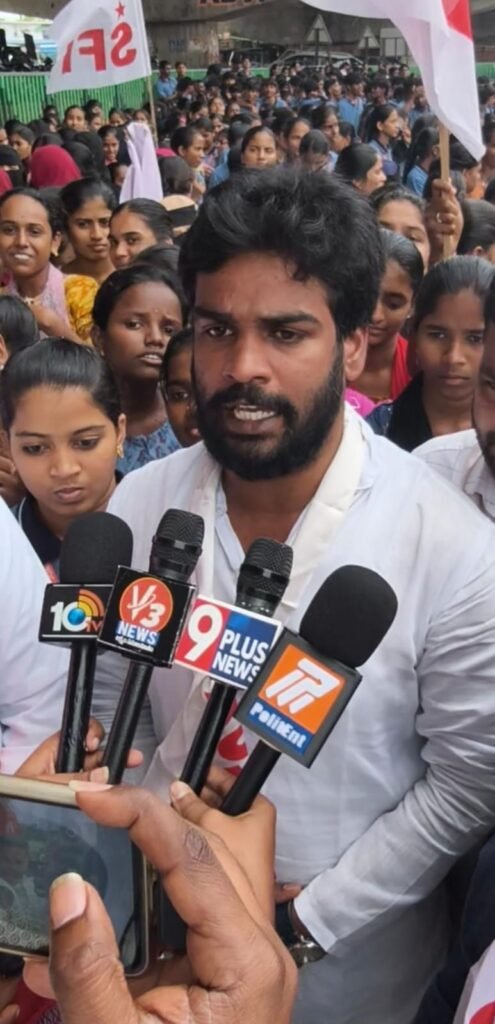 పెండింగ్ స్కాలర్‌షిప్స్, ఫీజు రీయింబర్స్‌మెంట్స్ వెంటనే విడుదల చేయాలి