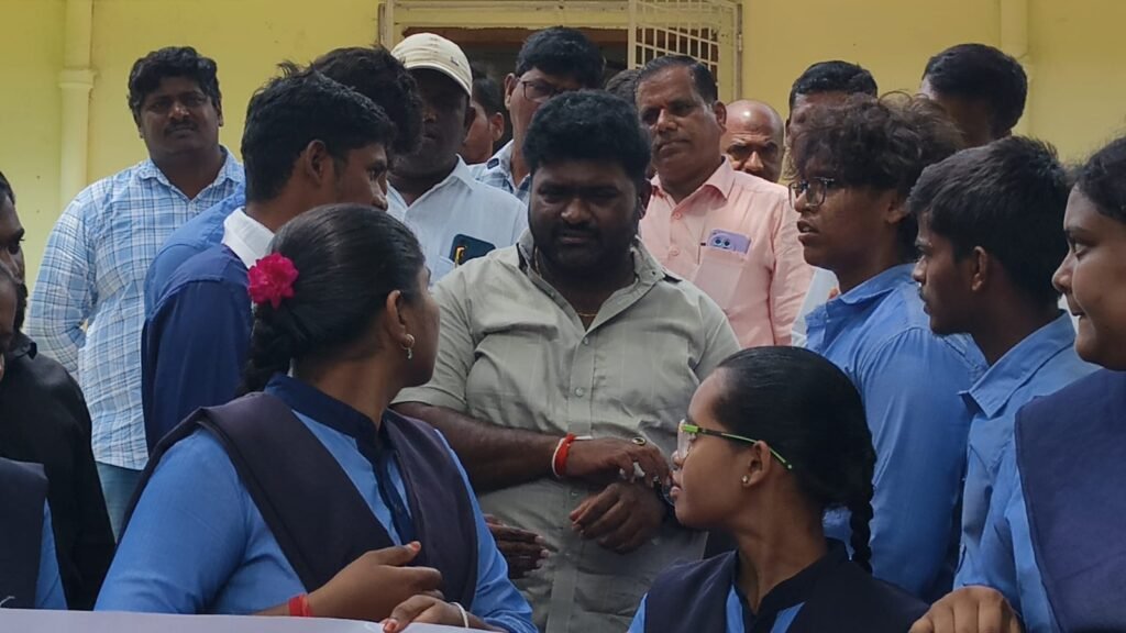 షాద్‌నగర్‌ ఎమ్మార్వో కార్యాలయం ఎదుట పాలిటెక్నిక్ విద్యార్థుల ధర్నా