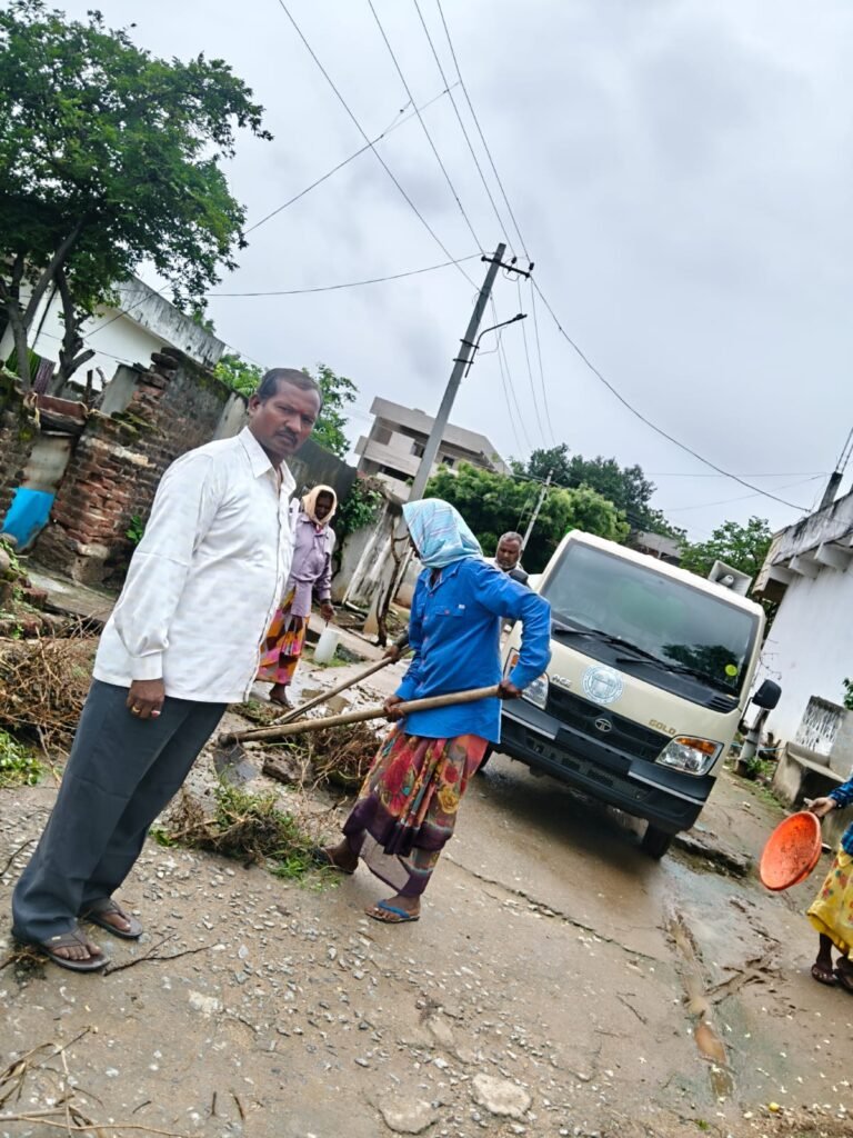 మూడో వార్డులో పారిశుద్ధ్య పనులను స్వయంగా పర్యవేక్షిస్తున్న  కాంగ్రెస్ పార్టీ వార్డు అధ్యక్షులు అనంతగిరి శ్రీను