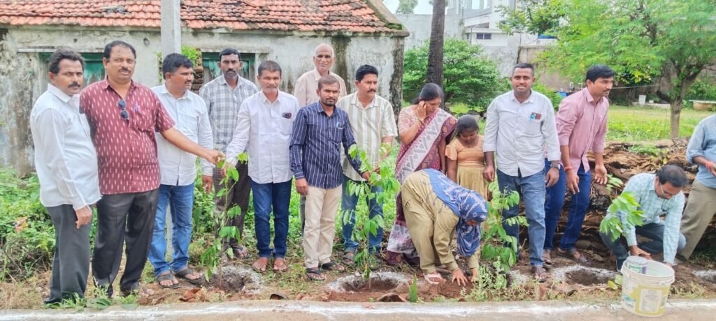 స్కూల్ పిల్లలతో కలిసి మొక్కలు నాటిన సర్పంచ్ దాసరి రమేష్