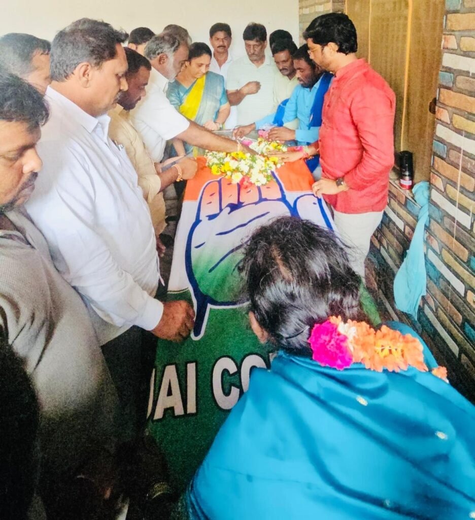 కాంగ్రెస్ సీనియర్ నాయకులు మునిగ మొగిలికి పార్టీ జెండా కప్పి ఘన నివాళులర్పించిన డీసీసీ
