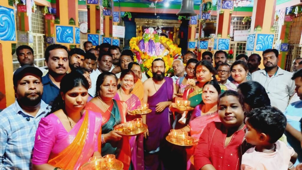 ఏడుపాయల లో ఘనంగా పల్లకి సేవ*