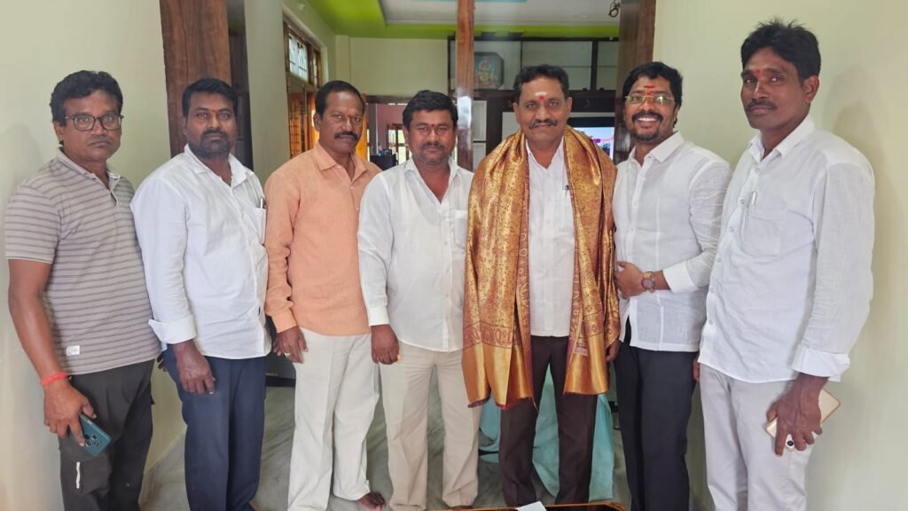 జిల్లా స్పోక్స్‌పర్సన్ అంబటి మహేందర్ రెడ్డిని కలిసిన