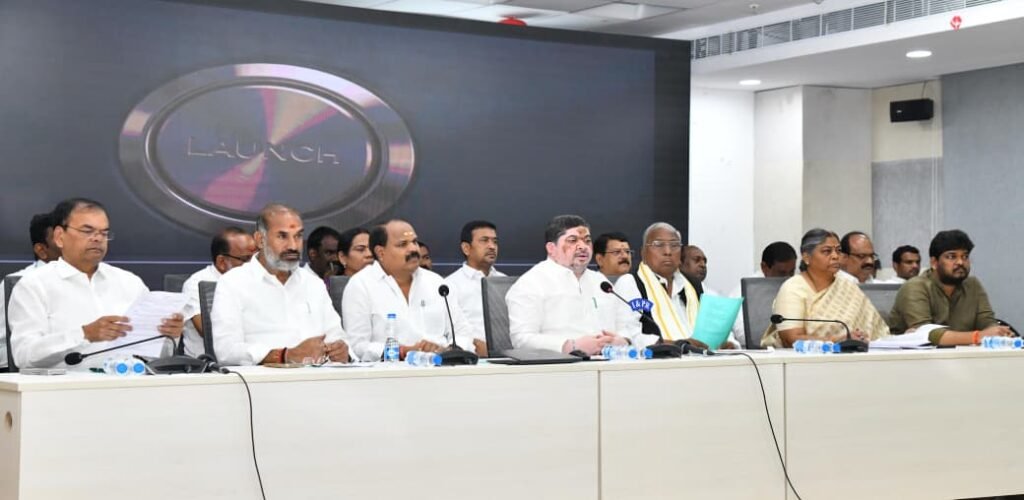 బీసీ మహిళల ఆర్థిక స్వావలంబనకు ‘ఇంటింటా ఇందిరమ్మ కుట్టు మిషన్లు