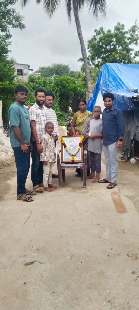 స్నేహానికి చిరునామాగా.. మిత్రుడి కుటుంబానికి ఆర్థిక సహాయం