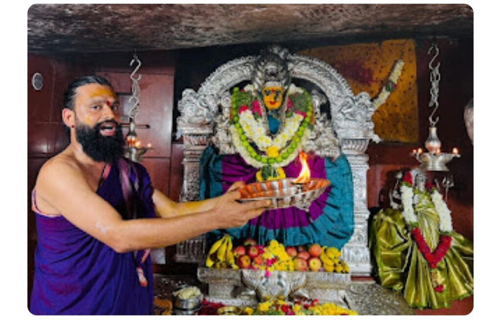 వనమంతా జనం….. వన దుర్గమ్మకు నీరాజనం