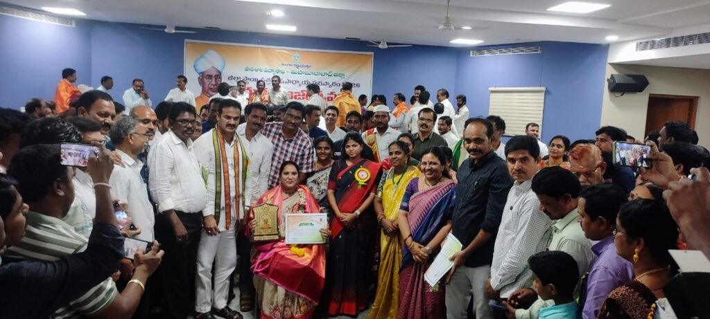 ఉత్తమ అవార్డు అందుకున్న ఉపాధ్యాయురాలు అనుపమ