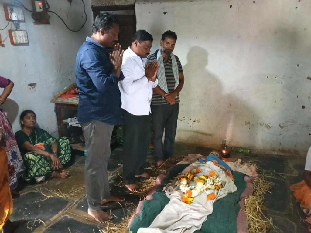జర్నలిస్టు పోతుల గోవర్ధన్ తల్లి మృతి.. సీపీఐ నేత నివాళి
