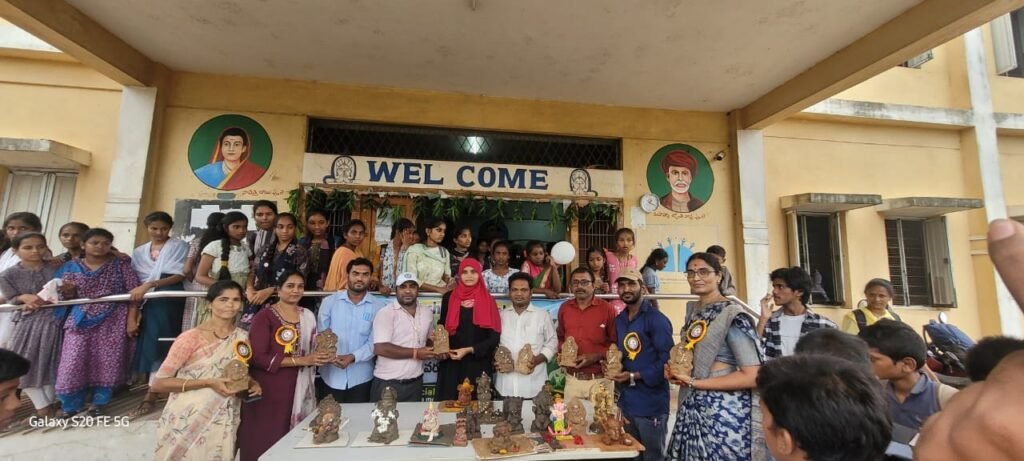 మట్టి విగ్రహాలను పూజిద్దాం పర్యావరణాన్ని కాపాడుదాం.