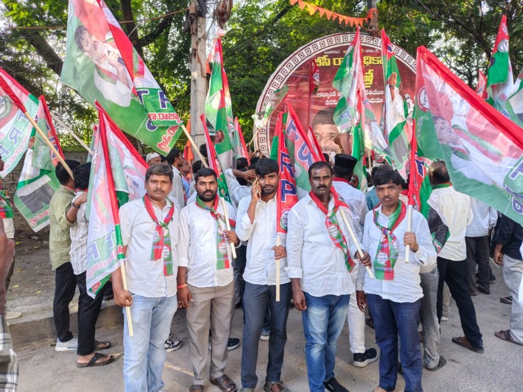 హైదరాబాద్ గోల్కొండ కోట నుండి బయలుదేరిన తెలంగాణ రాజ్యాధికార పార్టీ అధ్యక్షులు తీన్మార్ మల్లన్న