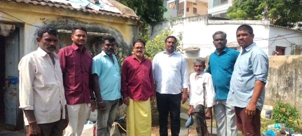 అనారోగ్యంతో విశ్రాంతి తీసుకుంటున్న రంగయ్యను పరామర్శించిన  మూడో వార్డు బీఆర్‌ఎస్ నాయకులు