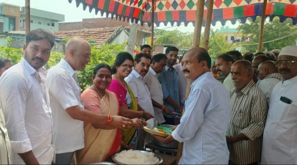 గోపాలరావుపేటలో వైభవంగా అన్నదాన కార్యక్రమం