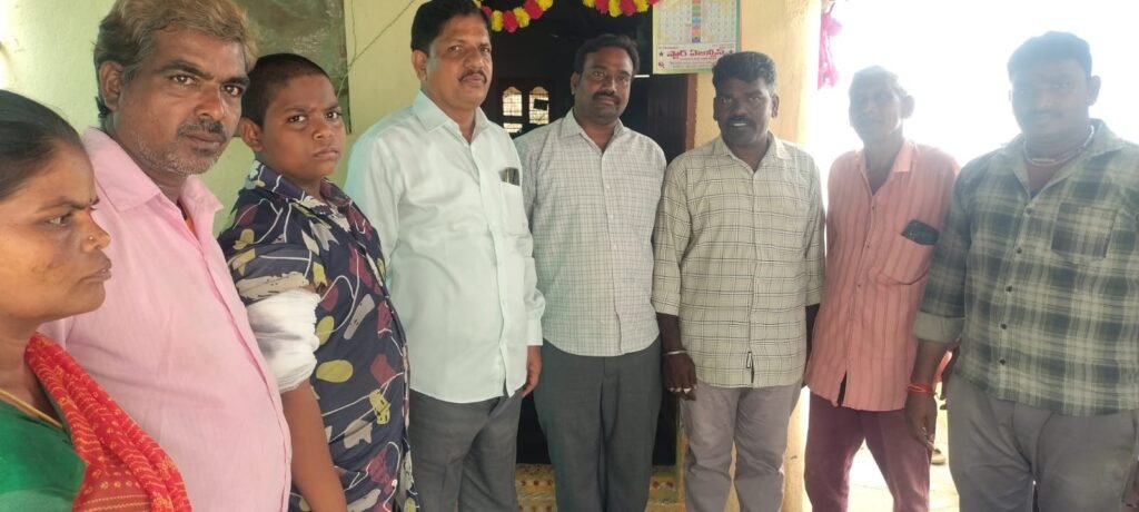 రోడ్డు ప్రమాదంలో గాయపడిన ఉమేష్‌ను పరామర్శించిన నవీన్ రావు