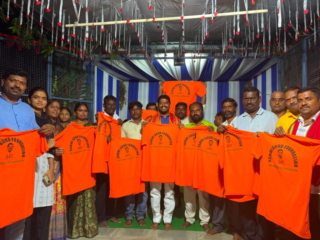 వినాయక ఉత్సవాల్లో భాగస్వామ్యం.. కమిటీ సభ్యులకు టీ-షర్టుల పంపిణీ కాంగ్రెస్ మండల అధ్యక్షుడు సమ్మయ్య గౌడ్