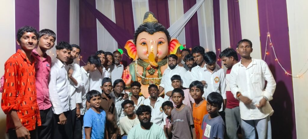 అంగరంగ వైభవంగా ఎస్‌ఆర్‌జీ యూత్ అధ్యర్యంలో గణనాథుని శోభాయాత్ర