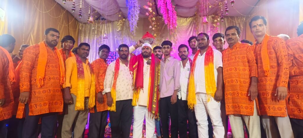 శారద నగర్ సౌత్ పార్క్ గణపయ్య వేలం పాటలో రూ,3 లక్షల కు లడ్డు ను సొంతం చేసుకున్న కొత్త ఇంటి శ్రీకాంత్