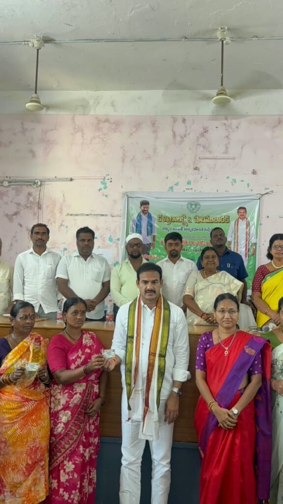 కళ్యాణ లక్ష్మి, షాదీ ముబారక్ లబ్ధిదారులకు చెక్కులు స్మార్ట్ రేషన్ కార్డులు అందజేసిన  ప్రభుత్వ విప్ డాక్టర్ జాటోత్ రామచంద్రనాయక్