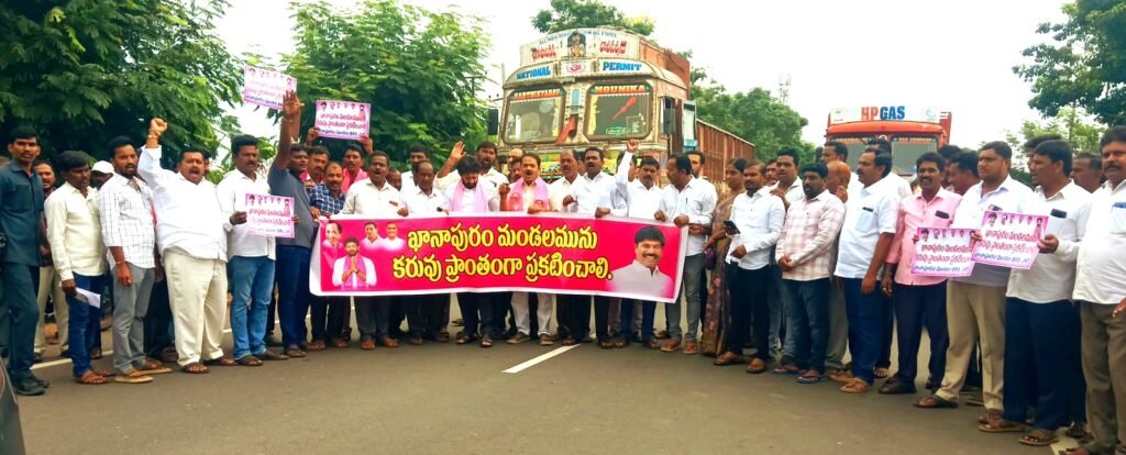 కరువు మండలంగా ప్రకటించాలని బీఆర్ఎస్ రాస్తారోకో  శాసనమండలి డిప్యూటీ ఫ్లోర్ లీడర్ పోచంపల్లి శ్రీనివాస్ రెడ్డి