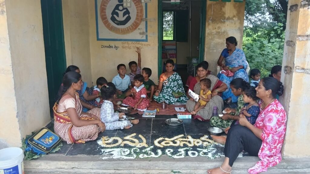 చిన్నారితో అక్షరాభ్యాసం నిర్వహించిన  అంగన్వాడీ టీచర్ భాగ్యలక్ష్మి