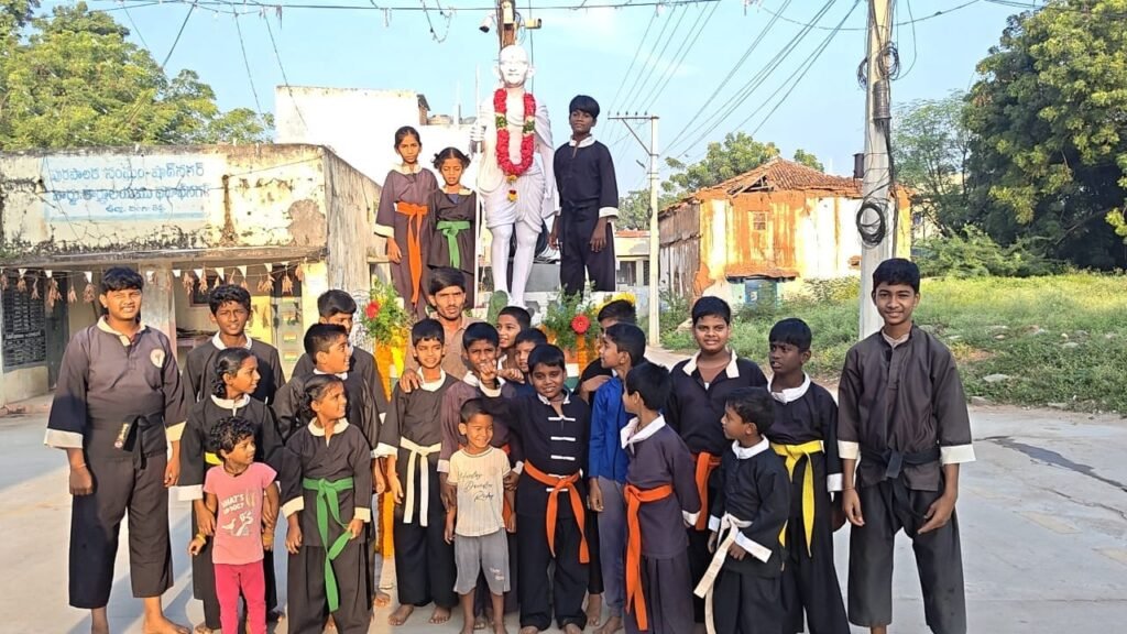 *గాంధీ జయంతి సందర్బంగా న్యూ పవర్ కుంగ్ ఫు అకాడమీ అధ్యర్యంలో ఘనంగా నివాళులు*