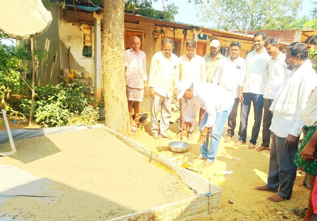 సీసీ రోడ్డు పనులు ప్రారంభించిన సొసైటీ చైర్ పర్సన్ వల్లె శ్రీనివాస్